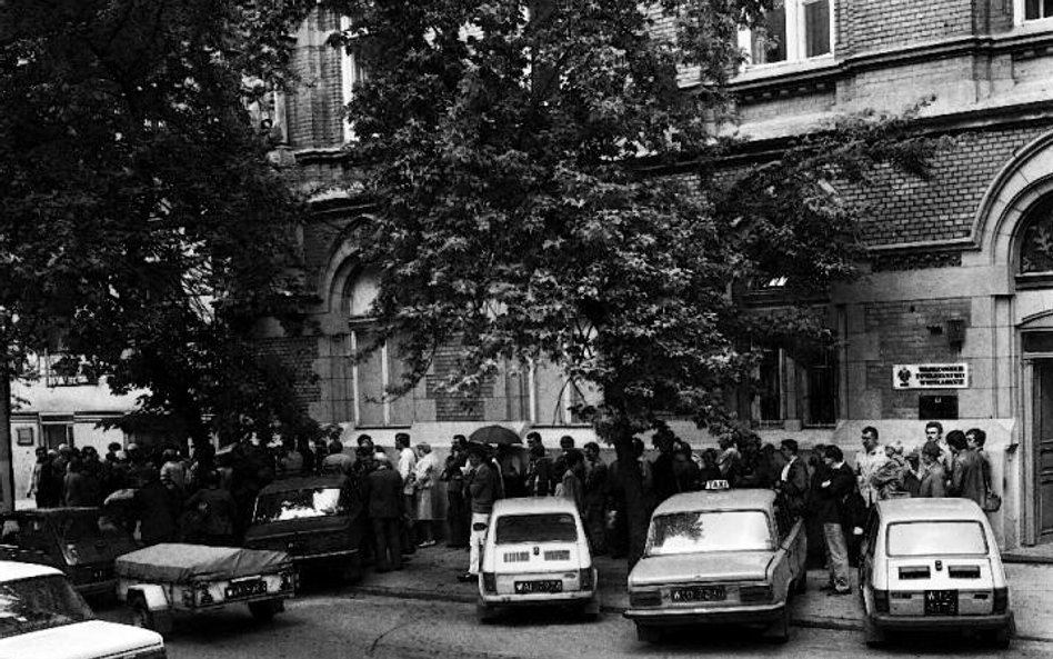 Lipiec 1984:„coś rzucili do PIW” i na ulicy Foksal natychmiast ustawia się kolejka, dłuższa niż do w