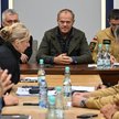 Premier Donald Tusk (C) na odprawie ze służbami w związku z aktualną sytuacją powodziową. Komenda Po