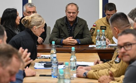Premier Donald Tusk (C) na odprawie ze służbami w związku z aktualną sytuacją powodziową. Komenda Po