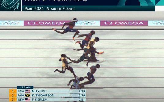 Zdjęcie z fotofiniszu podczas finału biegu na 100 metrów mężczyzn na tegorocznych igrzyskach w Paryż