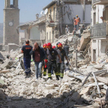 Amatrice. Przetrwała jedna z wież kościoła, a na niej zegar z godziną pierwszego wstrząsu