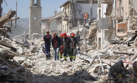 Amatrice. Przetrwała jedna z wież kościoła, a na niej zegar z godziną pierwszego wstrząsu