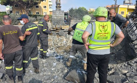 Ratownicy szukają ofiar izraelskiego ataku w Kfar Rumman w Libanie