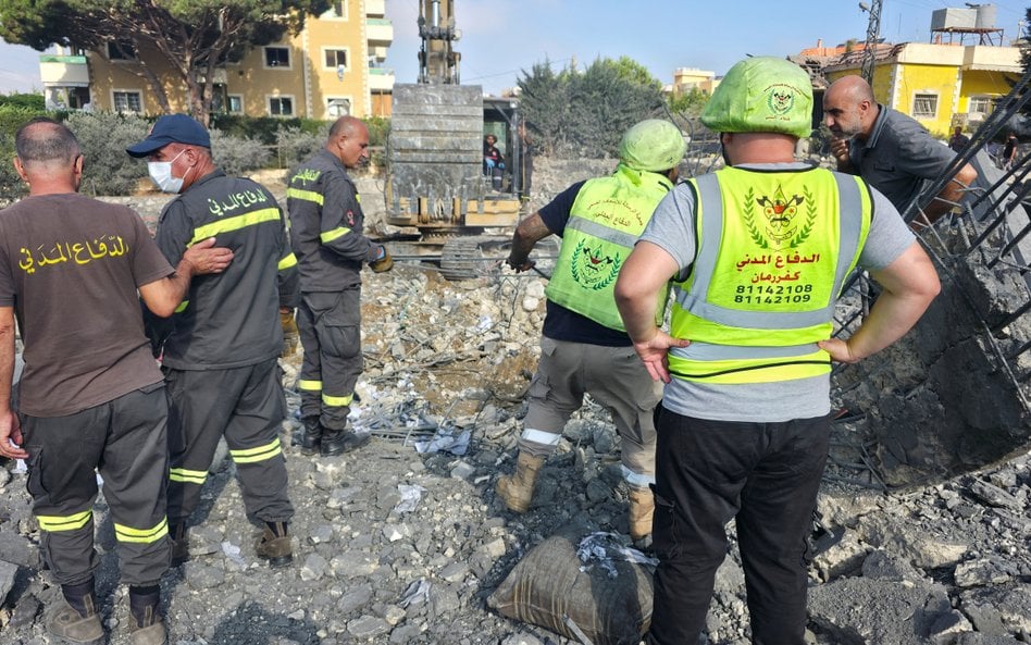 Ratownicy szukają ofiar izraelskiego ataku w Kfar Rumman w Libanie