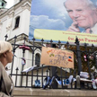 W ramach akcji przeciwko pedofilii w Kościele ludzie w wielu krajach przywiązują do ogrodzeń świątyń