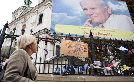 W ramach akcji przeciwko pedofilii w Kościele ludzie w wielu krajach przywiązują do ogrodzeń świątyń