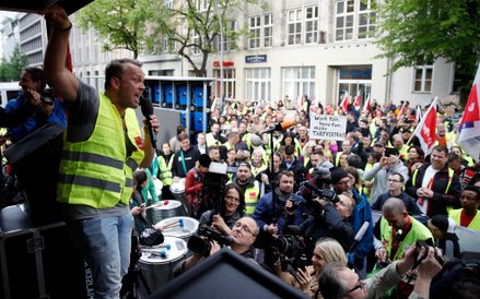 Niemieccy związkowcy i pracownicy Amazon "witają" Jeffa Bezosa w Niemczech