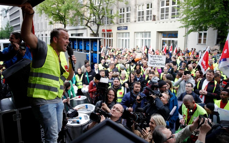 Niemieccy związkowcy i pracownicy Amazon "witają" Jeffa Bezosa w Niemczech