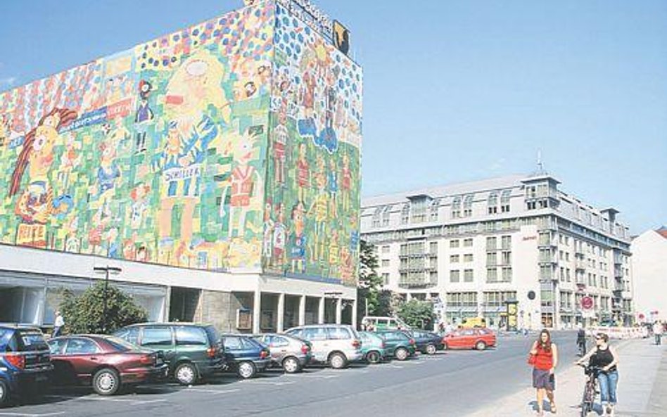 Brzydkie bloki w centrum miasta opakowano w kolorowe rysunki