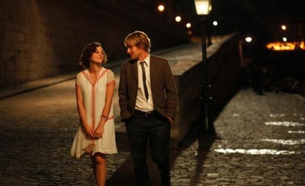Gil (Owen Wilson) spotyka w latach 20. Adrianę (Marion Cotillard)