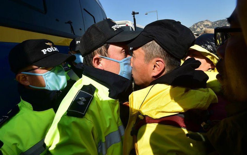 Uczestnicy antyrządowych protestów z okazji 1. rocznicy katastrofy promu Sewol w Korei Południowej