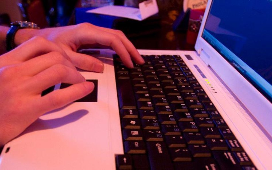 Pedofile otwarcie szukają ofiar w internecie
