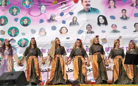 Syryjki tańczą na scenie podczas obchodów święta kobiet