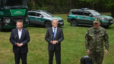 Premier Donald Tusk, szef MSWiA Marcin Kierwiński i komendant główny Straży Granicznej gen. dyw. SG 