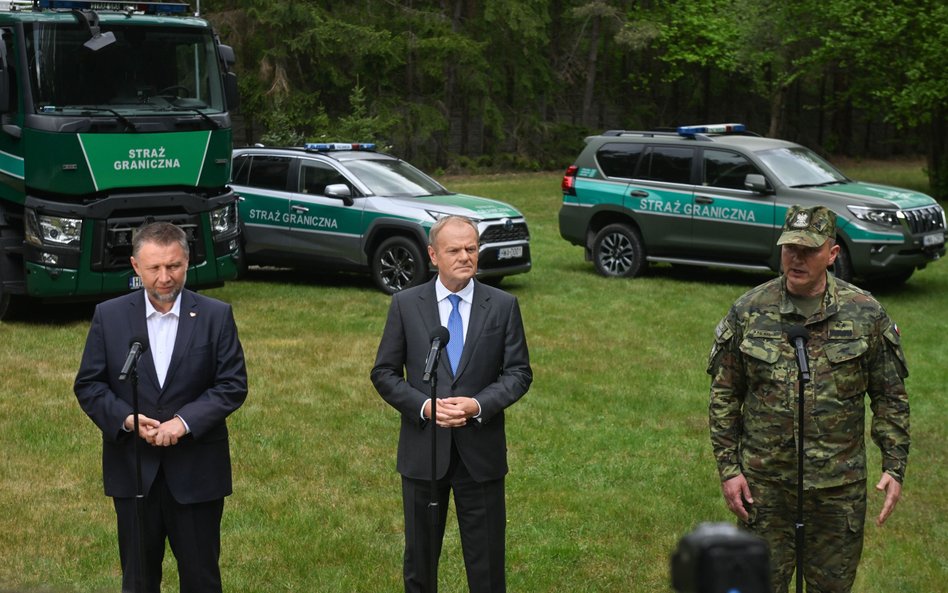 Premier Donald Tusk, szef MSWiA Marcin Kierwiński i komendant główny Straży Granicznej gen. dyw. SG 