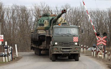 Wojskowa ciężarówka wiezie samobieżną haubicę w pobliżu wsi Pokrowskie w obwodzie rostowskim