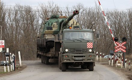 Wojskowa ciężarówka wiezie samobieżną haubicę w pobliżu wsi Pokrowskie w obwodzie rostowskim