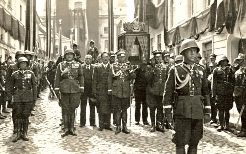 Pogrzeb serca Piłsudskiego, które złożono w grobie jego matki na wileńskim Cmentarzu na Rossie (1936
