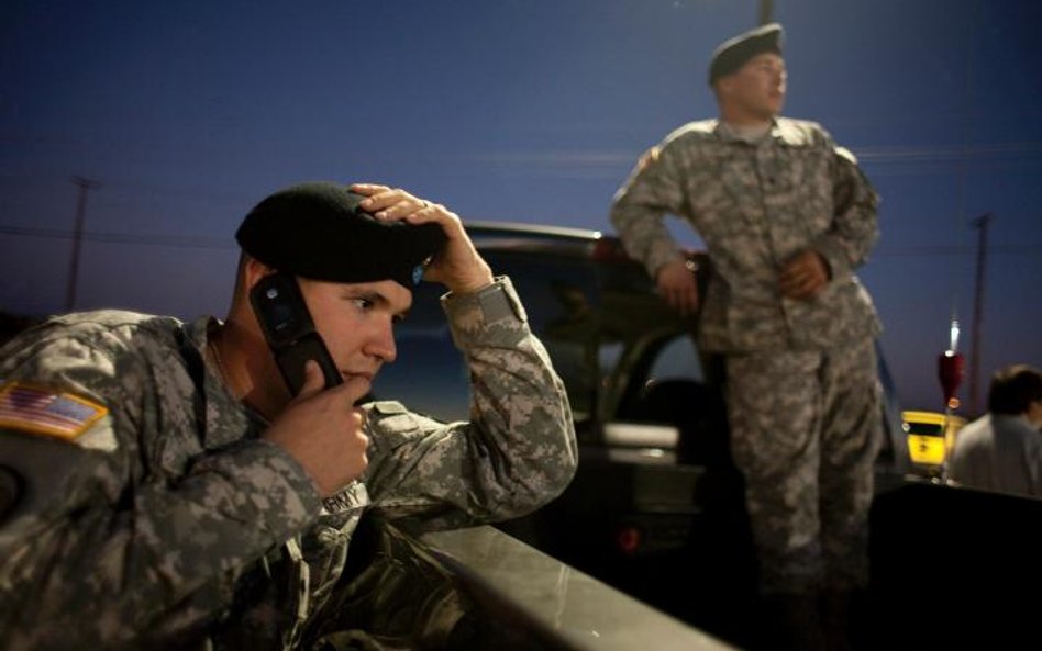 Żołnierze przed głównym wejściem do bazy Fort Hood