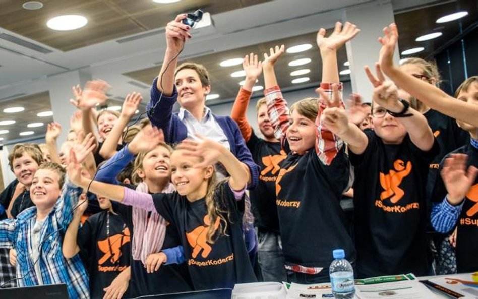 Superkoderzy to jedna z akcji obejmujących warsztaty komputerowe dla dzieci. Korzystają z nich także