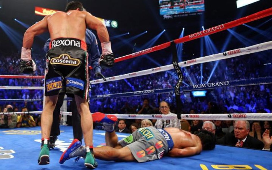 Do końca szóstej rundy brakowało już tylko sekundy, Manny Pacquiao padł i już nie wstał