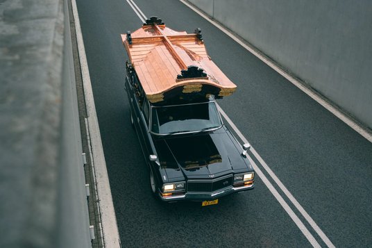 Samochód jest zarejestrowany jako zabytek i jeździ się nim całkiem przyjemnie mimo jego gabarytów.