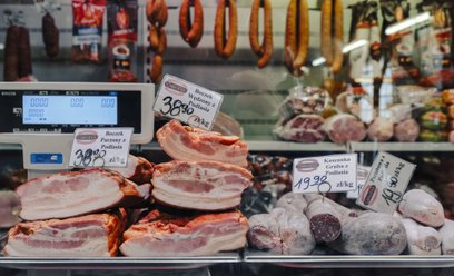 Mięso rządzi w koszykach zakupowych. Roślinne zamienniki wciąż niszą