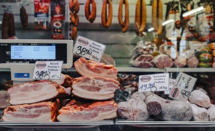 Mięso rządzi w koszykach zakupowych. Roślinne zamienniki wciąż niszą