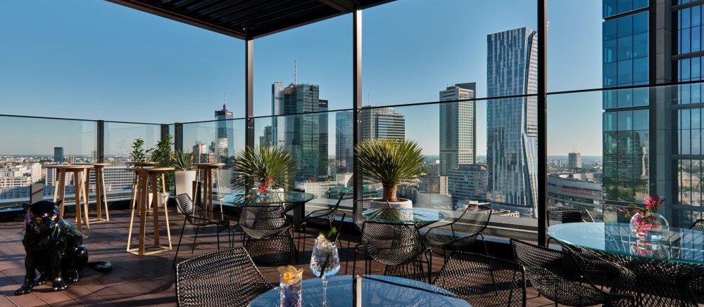 Bar na dachu i pokoje na 27. piętrze. Stąd panorama Warszawy wygląda obłędnie!