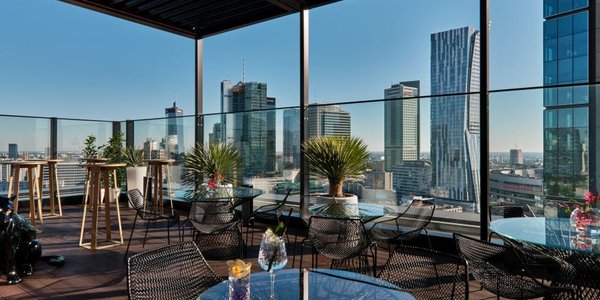 Bar na dachu i pokoje na 27. piętrze. Stąd panorama Warszawy wygląda obłędnie!