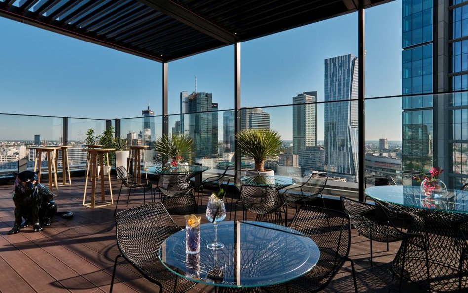 Bar na dachu i pokoje na 27. piętrze.  Stąd panorama Warszawy wygląda obłędnie!