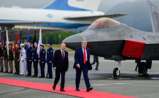 Prezydent USA Donald Trump wita przywódcę Rosji Władimira Putina w Anchorage na Alasce.