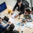 Jak zmieni się tydzień pracy przez AI? Szefowie firm technologicznych prognozują