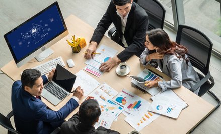 Jak zmieni się tydzień pracy przez AI? Szefowie firm technologicznych prognozują