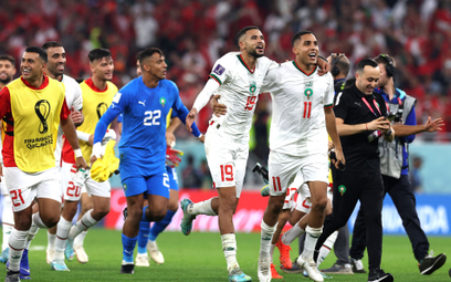 Piłkarze Maroka cieszą się z awansu do 1/8 finału