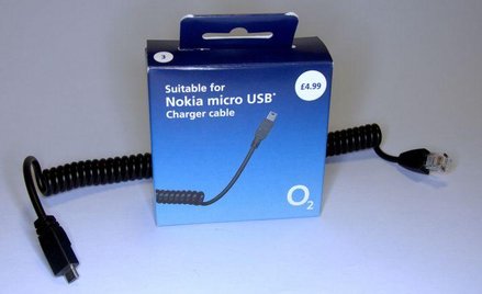 Ładowarka mini USB sprzedawana przez brytyjską sieć O2, fot. O2UKOfficial