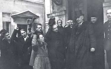 Warszawa, 11 grudnia 1922 r. Prezydent RP Gabriel Narutowicz (trzeci z prawej) wychodzi z Sejmu po u