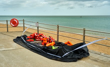 Grecka straż przybrzeżna wyrzuca migrantów za burtę?