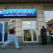 Czterokrotnie niższy zysk Handlowego