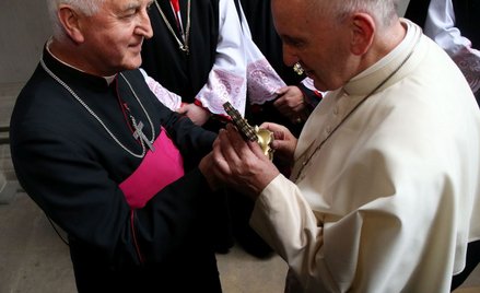 Papież Franciszek oraz biskup pomocniczy krakowski, dziekan Krakowskiej Kapituły Katedralnej Jan Szk
