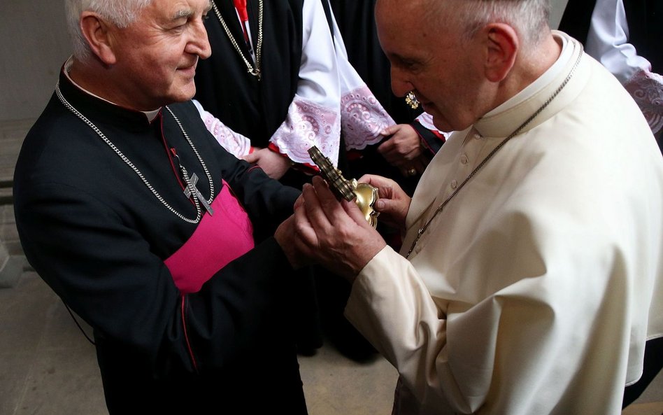 Papież Franciszek oraz biskup pomocniczy krakowski, dziekan Krakowskiej Kapituły Katedralnej Jan Szk