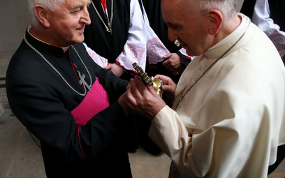 Papież Franciszek oraz biskup pomocniczy krakowski, dziekan Krakowskiej Kapituły Katedralnej Jan Szk