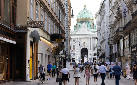 W wielu częściach miasta ruch pieszy traktowany jest priorytetowo.