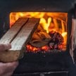 Ważny wyrok w sprawie zakazu palenia drewnem w kominkach