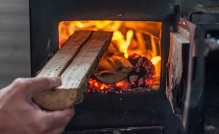 Ważny wyrok w sprawie zakazu palenia drewnem w kominkach