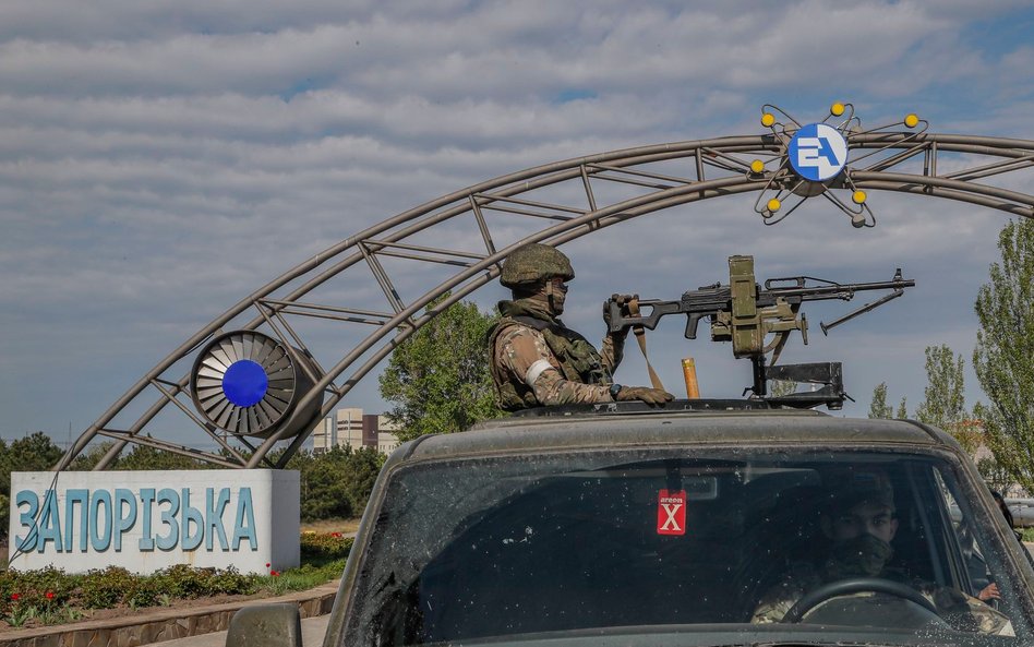 Rosyjski patrol przed Zaporoską Elektrownią Atomową