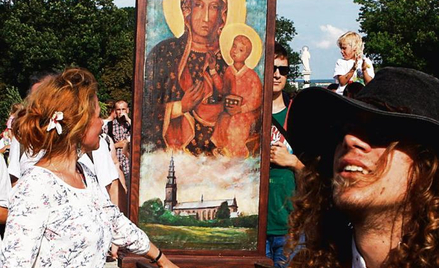 Piesza Pielgrzymka Młodzieży Różnych Dróg i Kultur dotarła na Jasną Górę 12 sierpnia. To o młodych p