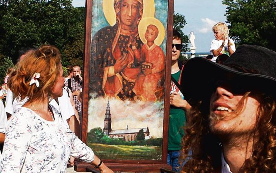 Piesza Pielgrzymka Młodzieży Różnych Dróg i Kultur dotarła na Jasną Górę 12 sierpnia. To o młodych p