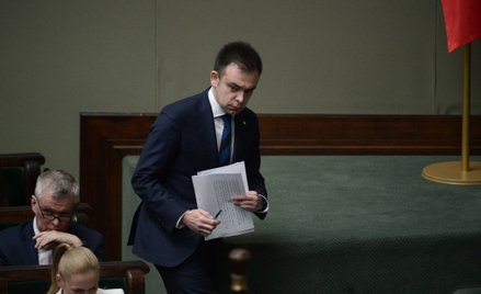 Minister finansów Andrzej Domański (P) na sali obrad Sejmu
