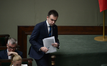 Minister finansów Andrzej Domański (P) na sali obrad Sejmu.